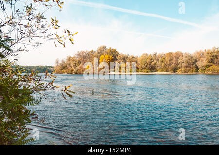 Journée d'automne ensoleillée près de la rivière Dniepr à Kiev, Ukraine, avec les arbres d'automne autour de Banque D'Images