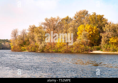 Journée d'automne ensoleillée près de la rivière Dniepr à Kiev, Ukraine, avec les arbres d'automne autour de Banque D'Images