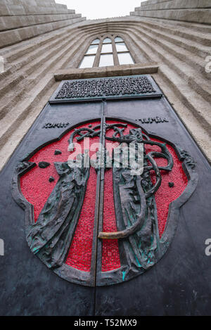 Portes de bronze de l'église Hallgrimskirkja- la plus grande église de Reykjavik, capitale de l'Islande Banque D'Images