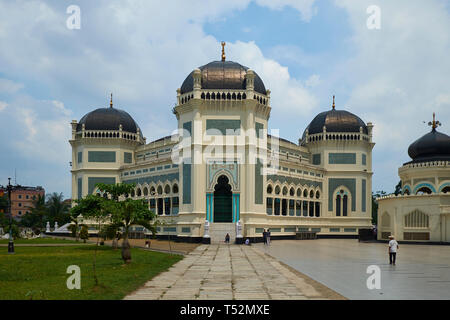 L'extérieur de la grande mosquée dans le centre de Medan, Indonésie. Banque D'Images