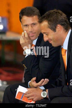 Amsterdam Arena Pays-Bas 8.9.2004 : football, qualificatif pour la Coupe du Monde de Football 2006, Pays-Bas (orange) contre la République tchèque (blanc) 2:0 --- La Hollande l'entraîneur national, Marco Van Basten (à gauche) et l'entraîneur adjoint, John van Õt Schip Banque D'Images