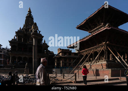 Katmandou, Népal - 28 décembre 2015 : Avis de Krishna Mandir, sculpté de rock unique en Patan Durbar Square. Banque D'Images