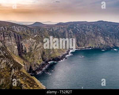 Vue aérienne de la falaise de horn head à la façon sauvage de l'Atlantique à Donegal - Irlande. Banque D'Images