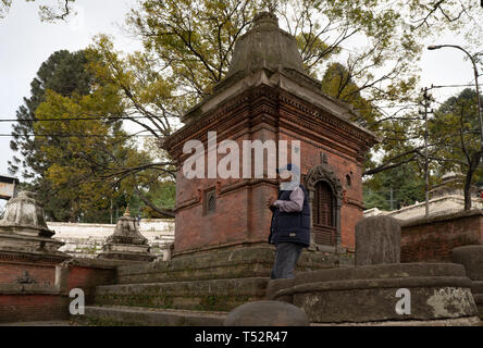 Katmandou, Népal - Octobre 28, 2017 Visite du dévot : Ram Mandir dans les locaux de Pashupatinath. Banque D'Images