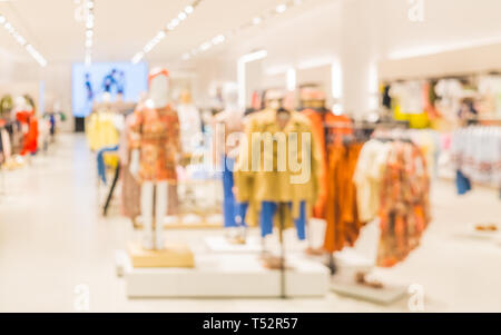 Image floue pour l'arrière-plan de magasin de vêtements pour enfants dans le grand magasin du centre commercial. à la mode pour enfants boutique magasin de vêtements dans votre m Banque D'Images