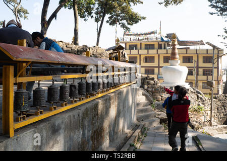 Katmandou, Népal - Novembre 11, 2017 : Les petites roues de prière dans les locaux Swoyambunath temple. Banque D'Images