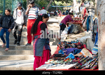 Katmandou, Népal - Novembre 11, 2017 : les femmes l'organisation de leur stand pour vendre leurs objets artisanaux dans les espaces latéraux de l'escalier à Swoyambunath. Banque D'Images