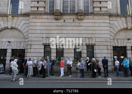 Personnes en ligne pour entendre Nigel Farage lors d'un Brexit Partie rassemblement à l'Albert Hall Conference Centre de Nottingham. Banque D'Images