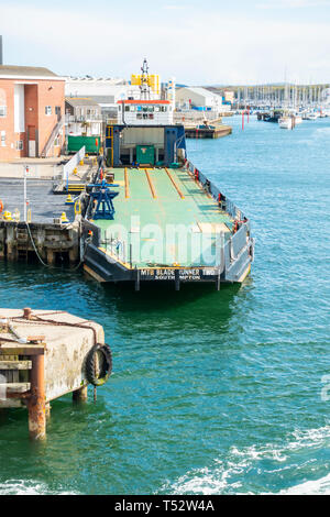 Le transfert maritime Barge MTB Blade Runner Deux accosté à East Cowes (île de Wight, Hampshire, Royaume-Uni Banque D'Images