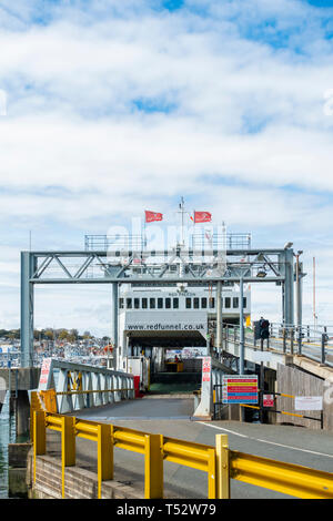 Le terminal des ferries Red Funnel à East Cowes sur l'île de Wight, Hampshire, Royaume-Uni. Banque D'Images