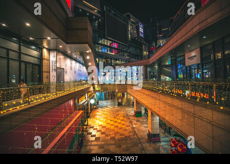 Vue fermée de Tahoe PLaza shopping mall de nuit, l'un des centre commercial de luxe à Fuzhou City, Chine Banque D'Images