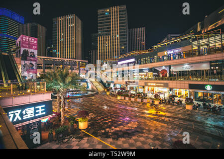 Vue fermée de Tahoe PLaza shopping mall de nuit, l'un des centre commercial de luxe à Fuzhou City, Chine Banque D'Images