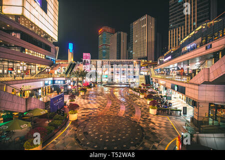 Vue fermée de Tahoe PLaza shopping mall de nuit, l'un des centre commercial de luxe à Fuzhou City, Chine Banque D'Images