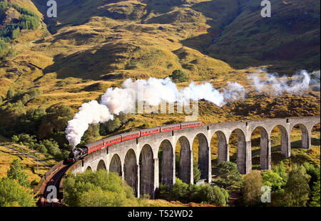 K1 N° 62005 crossing viaduc de Glenfinnan, avec Fort William à Mallaig 'train à vapeur Jacobite' service en octobre 2006. Banque D'Images