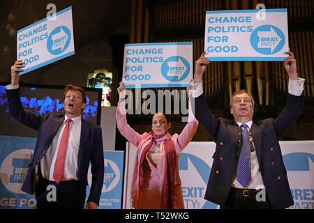 (De gauche à droite) président de partie Richard Tice, Nigel Farage et Annunziata à un Brexit Rees-Mogg Partie rassemblement à l'Albert Hall Conference Centre de Nottingham. Banque D'Images