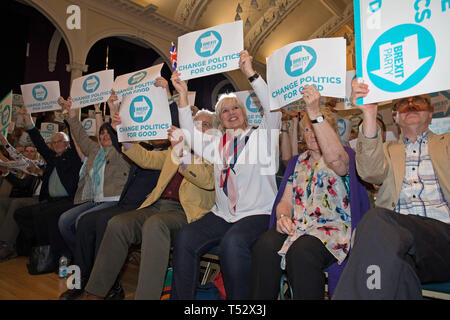 Les gens à un Brexit Partie rassemblement à l'Albert Hall Conference Centre de Nottingham. Banque D'Images