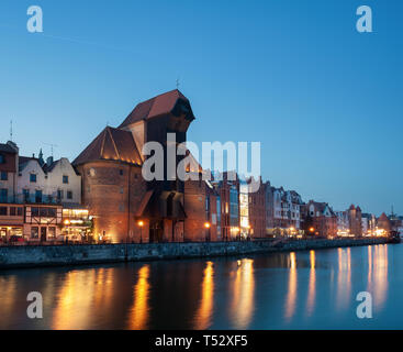 Vieille ville de Gdansk, Pologne la nuit. Rivière avec la célèbre Grue et réflexions de la ville dans la rivière Motlava. Banque D'Images