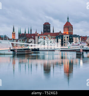 Vue de nuit dans la vieille ville de Gdansk. Les lumières de la ville, reflet dans la rivière Motlawa. Banque D'Images