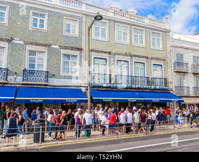 Il célèbre Pasteis de Belem - oeuf flan - Pâtisserie à Lisbonne. Les clients attendre sur la rue que la boutique est toujours pleine Banque D'Images