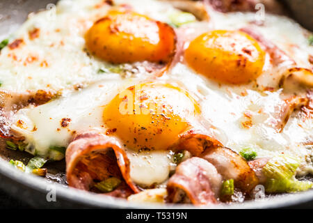 Petit-déjeuner anglais fried bacon jambon et œufs en pan en céramique. Banque D'Images