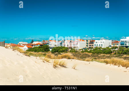 Costa Nova, Portugal : : plage des dunes de sable et des maisons à rayures colorées. Costa Nova do Prado est un village beach resort sur la côte atlantique près de Aveiro. Banque D'Images