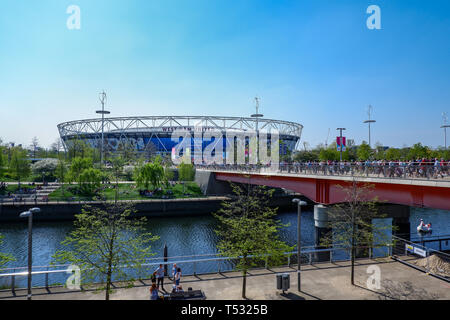 West Ham football fans arriver au stade olympique de Stratford, maintenant connu sous le nom de London Stadium dans le Parc Olympique Queen Elizabeth ,2019 Banque D'Images