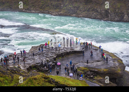 Rock terrasse à côté de la cascade de Gullfoss dans le canyon de la rivière Hvita au sud-ouest de l'Islande Banque D'Images