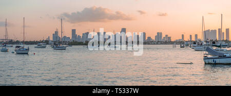 Coucher du soleil sur la baie de Biscayne à Miami du chemin donnant sur les yachts et le centre-ville de Miami Banque D'Images