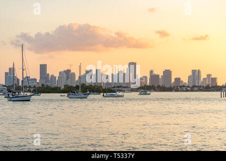 Coucher du soleil sur la baie de Biscayne à Miami du chemin donnant sur les yachts et le centre-ville de Miami Banque D'Images