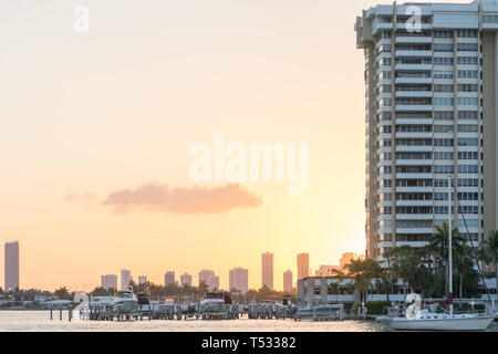 Coucher du soleil sur la baie de Biscayne à Miami du chemin donnant sur les yachts et le centre-ville de Miami Banque D'Images