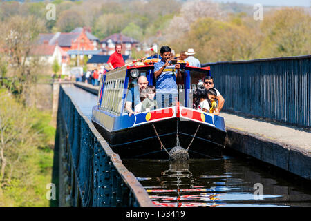 Une traversée en bateau du canal de Llangollen près de Llangollen. Aqueduc de Pontcysyllte, Pays de Galles, Royaume-Uni. Excursion en bateau sur l'étroite du canal de Shropshire Union. Banque D'Images