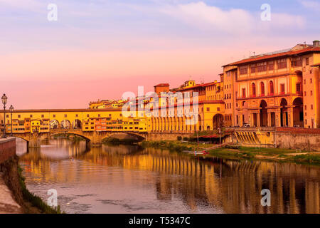 Vue du coucher de soleil du corridor de Vasari et le Ponte Vecchio à Florence, Toscane, Italie et de réflexion dans l'Arno Banque D'Images