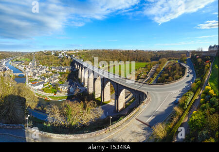 La ville de Dinan, Bretagne, France. Le quai sur les bords de la Rance. Banque D'Images