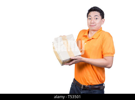 Delivery man hand holding paquet endommagé fort expression choquante Banque D'Images