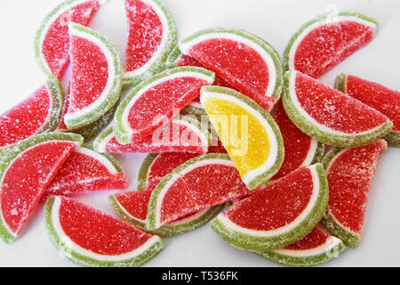 Sweet marmelade dans la forme de tranches de melon d'eau et de chaux se trouve sur une surface blanche. Comptoir du magasin. Se démarquer de la foule. Dessert Banque D'Images