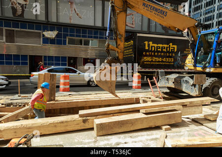 19 APRYL 2019 NY. USA Manhattan, New York. Prudence et les travailleurs sur la construction routière, le remplacement de canalisations anciennes réparation des communications ville pipeli Banque D'Images