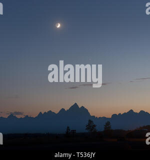 Lune croissante sur le Grand Teton Banque D'Images