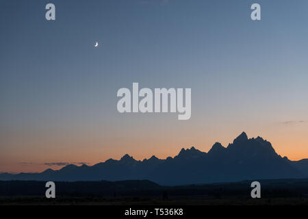 Lune croissante sur le Grand Teton Banque D'Images