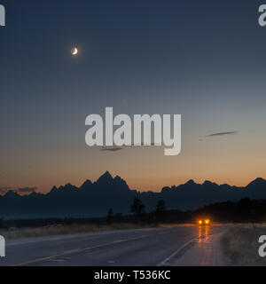 Lune croissante sur le Grand Teton Banque D'Images