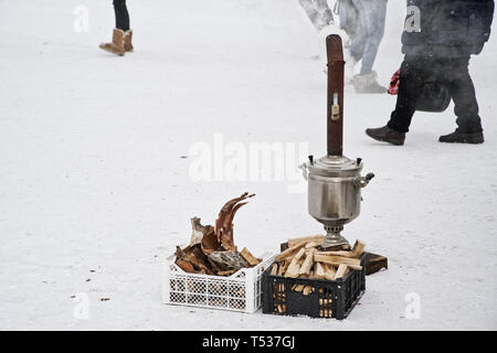 Fumeurs samovar dans la rue dans la neige en hiver. Le gel de l'aide les gens. Les traditions de la miséricorde en Sibérie. Vintage Banque D'Images