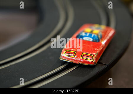 Jouets Anciens - vintage metal machine de course sur une autoroute en plastique. L'objet du passé. Profondeur de champ Banque D'Images