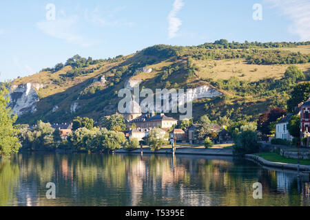 Petite scène de la ville, fleuve Seine, colline, vieux bâtiments, végétation, tranquille, Les Andelys ; France ; Normandie ; été, horizontal Banque D'Images