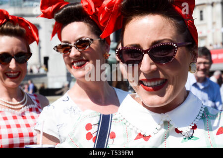 Samedi 20 avril ,12 pm Trafalgar square , , Londres Uk la fête annuelle de St George avec musique live , nourriture , enterinament Dieu et s'embrassé par th Banque D'Images
