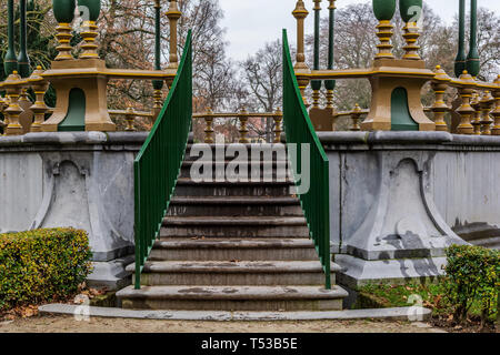 Escaliers de la pittoresque kiosque dans Koningin Astridpark (Parc de la Reine Astrid) à Bruges, Belgique. Banque D'Images