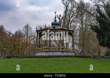 En kiosque pittoresque Koningin Astridpark (Parc de la Reine Astrid) à Bruges, Belgique. Arbres et arbustes en font un lieu retiré quelque peu Banque D'Images