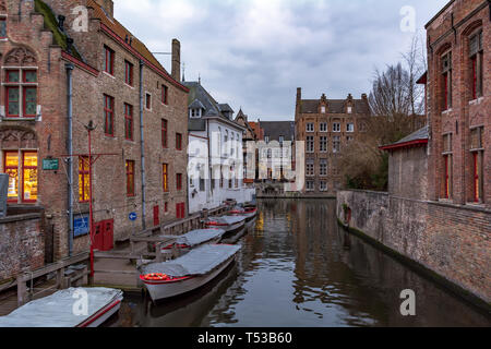 Vieille rue de Bruges avec des maisons médiévales traditionnelles de brique rouge, canal, bateau dock et bateaux sur l'eau. Ville de Bruges rues. Banque D'Images