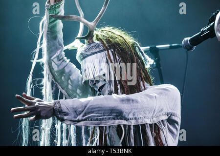 Pays-bas, Tilburg - Avril 11, 2019. Le groupe de metal alternatif International Heilung effectue un concert live au cours de la Dutch metal festival Roadburn Festival 2019 à Tilburg. (Photo crédit : Gonzales Photo - Peter Troest). Banque D'Images