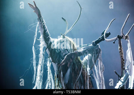 Pays-bas, Tilburg - Avril 11, 2019. Le groupe de metal alternatif International Heilung effectue un concert live au cours de la Dutch metal festival Roadburn Festival 2019 à Tilburg. (Photo crédit : Gonzales Photo - Peter Troest). Banque D'Images