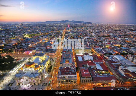 Vue panoramique de la ville de Mexico à partir de la plate-forme d'observation en haut de la tour de l'Amérique latine (Torre Latinoamericana) Banque D'Images