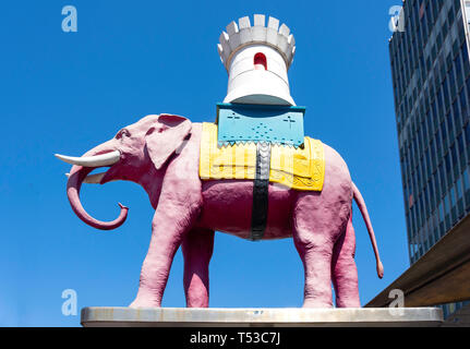 Statue d'éléphant au centre commercial Elephant and Castle, Newington Butts, le quartier londonien de Southwark, Grand Londres, Angleterre, Royaume-Uni Banque D'Images